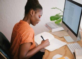 Faut-il encore faire une lettre de motivation jeune femme écrit lettre