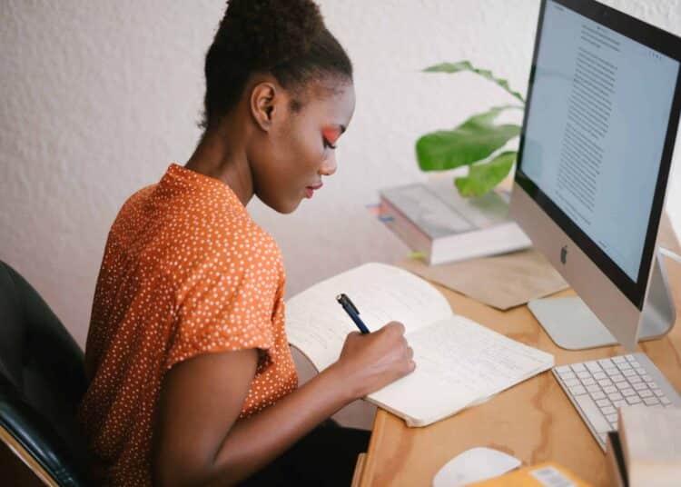 Faut-il encore faire une lettre de motivation jeune femme écrit lettre
