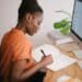 Faut-il encore faire une lettre de motivation jeune femme écrit lettre