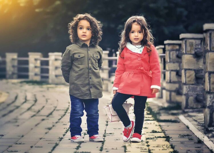 deux enfants fille garçon frères soeurs