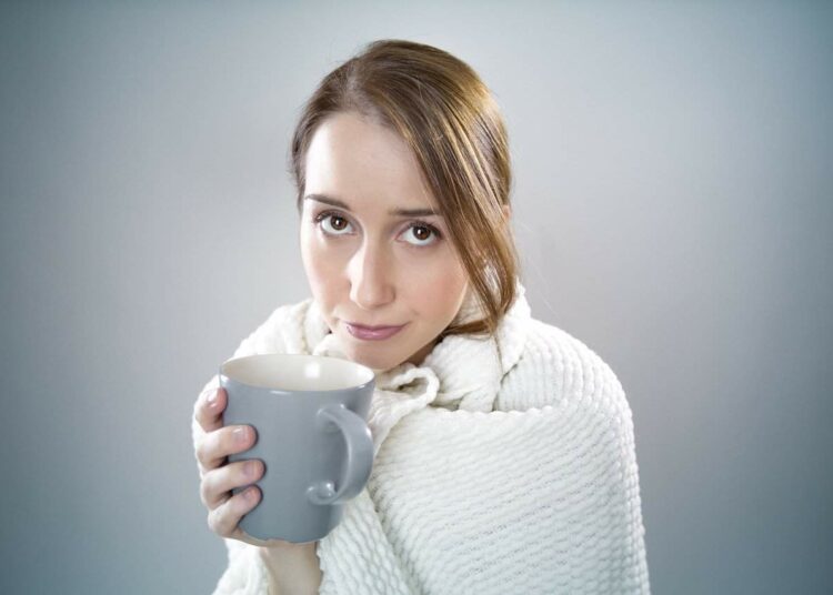 femme tasse couverture dissimuler gueule de bois