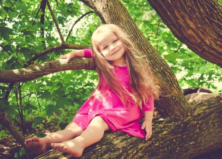 fille enfant arbre sourire détester enfants