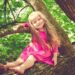 fille enfant arbre sourire détester enfants