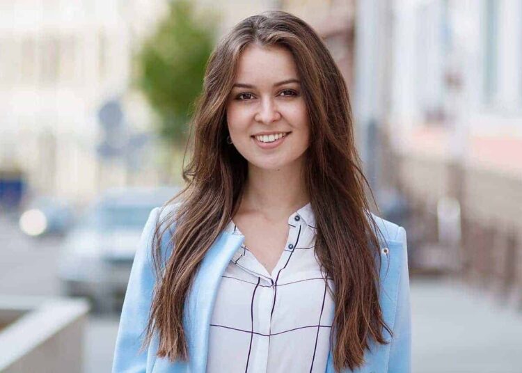 femme portrait sourire avantages petite