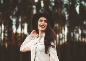 femme chapeau seule sourire raisons célibataire