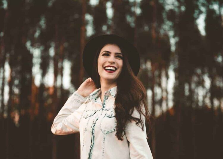 femme chapeau seule sourire raisons célibataire