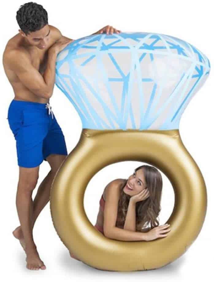 bouées de piscine les plus cools bague de fiançailles