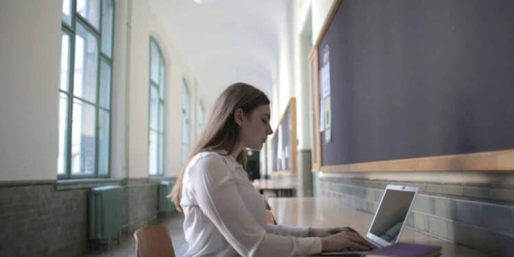 fille étudie couloir astuces blocus