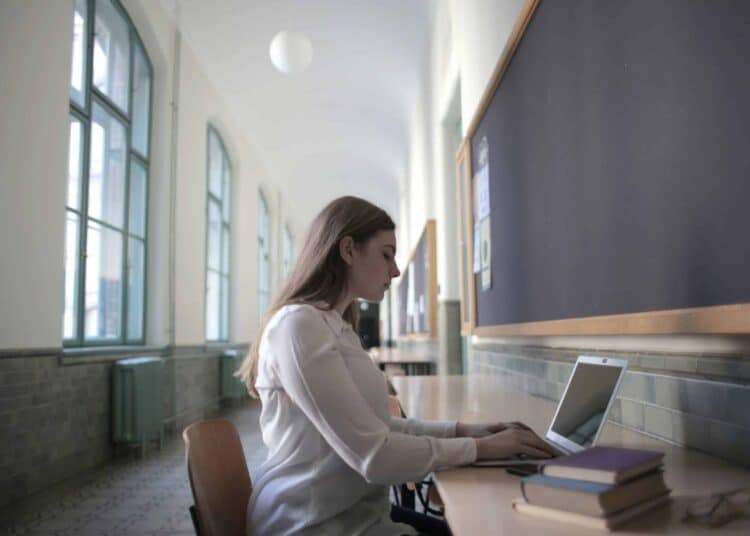 fille étudie couloir astuces blocus