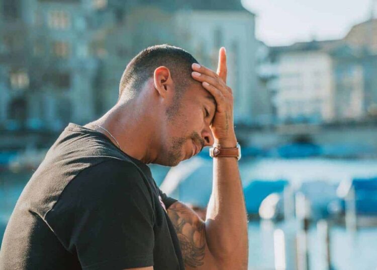 homme triste concentré je suis trop jaloux que faire