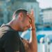 homme triste concentré je suis trop jaloux que faire