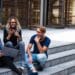 trois jeunes sur escalier master complémentaire bonne idée