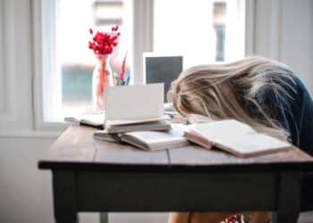 fille fatiguée arrêter de procrastiner