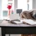 fille fatiguée arrêter de procrastiner
