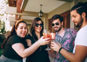 pexels-helena-lopes-jeunes qui boivent un verre - pourquoi ne pas boire de l'alcool en soirée