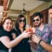 pexels-helena-lopes-jeunes qui boivent un verre - pourquoi ne pas boire de l'alcool en soirée