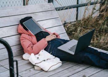 Pexels Keira Burton - Jeune femme qui se repose avec un PC portable - 10-Situations-qui-prouvent-que-t es-un-vrai-procrastinateur