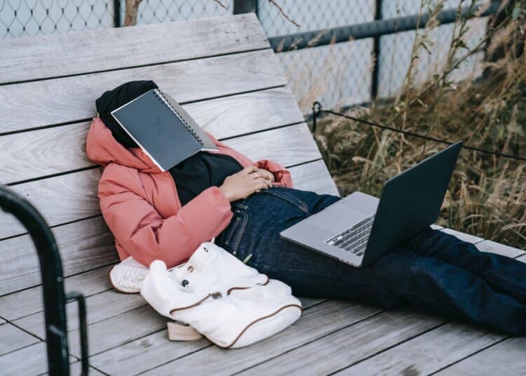 Pexels Keira Burton - Jeune femme qui se repose avec un PC portable - 10-Situations-qui-prouvent-que-t es-un-vrai-procrastinateur