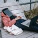 Pexels Keira Burton - Jeune femme qui se repose avec un PC portable - 10-Situations-qui-prouvent-que-t es-un-vrai-procrastinateur