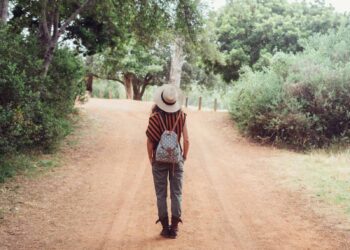 jeune fille sur sentier que faire en belgique vacances