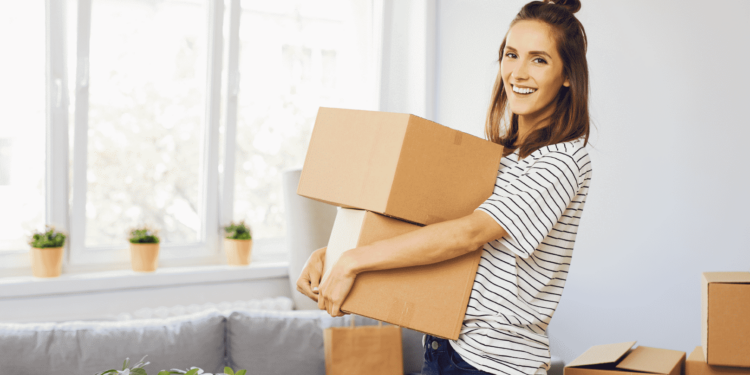 fille déménage boite accessoires pour le kot