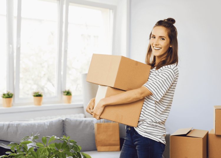 fille déménage boite accessoires pour le kot