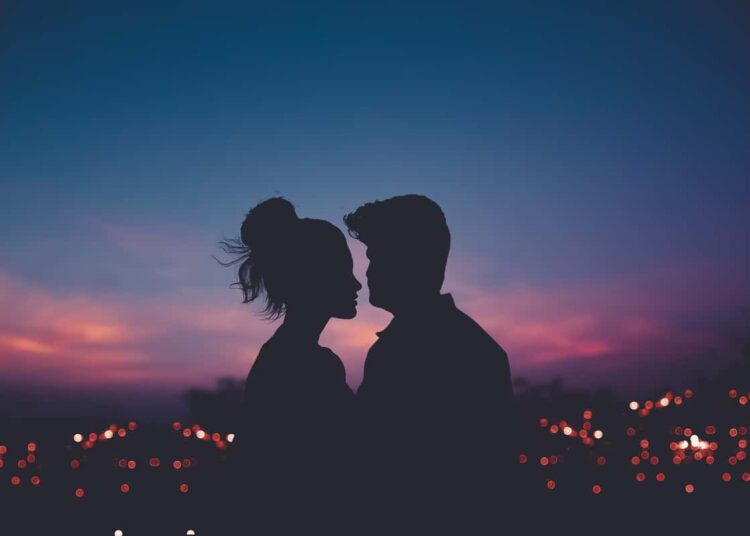 deux personnes amoureux oublier son premier amour