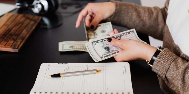 fille argent budget pas trop dépenser à la rentrée