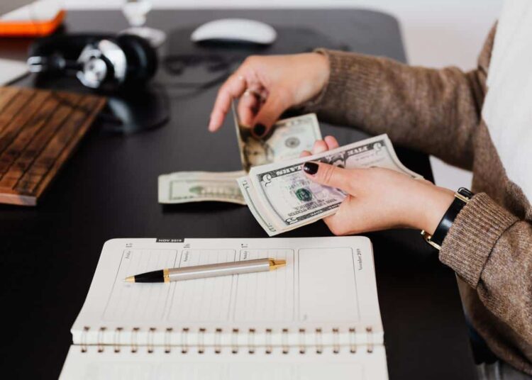 fille argent budget pas trop dépenser à la rentrée