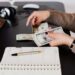fille argent budget pas trop dépenser à la rentrée