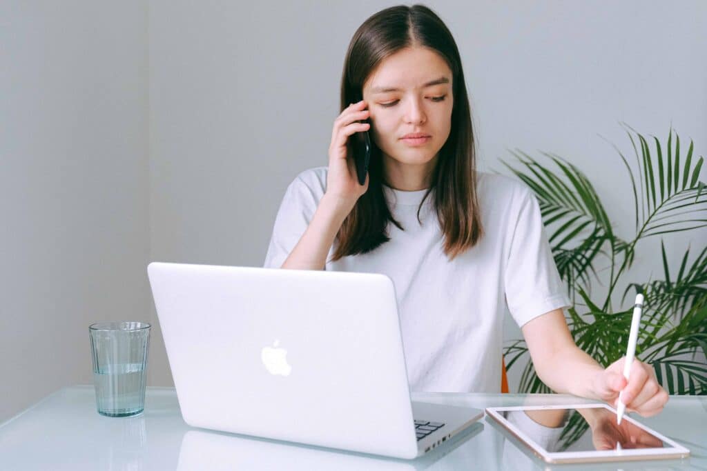 pexels-anna-shvets-fille qui téléphone à quelqu'un - je-deteste-telephoner