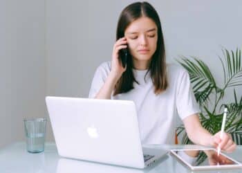pexels-anna-shvets-fille qui téléphone à quelqu'un - je-deteste-telephoner