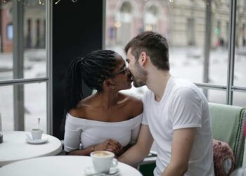 fille garcon s'embrassent s'embrasser au premier rendez vous