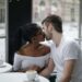 fille garcon s'embrassent s'embrasser au premier rendez vous