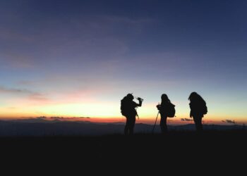 silhouette trois personnes slow travel