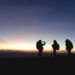 silhouette trois personnes slow travel