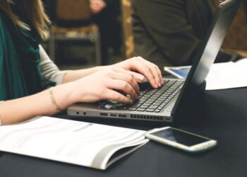 fille écrit ordinateur survivre mémoire TFE