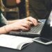 fille écrit ordinateur survivre mémoire TFE