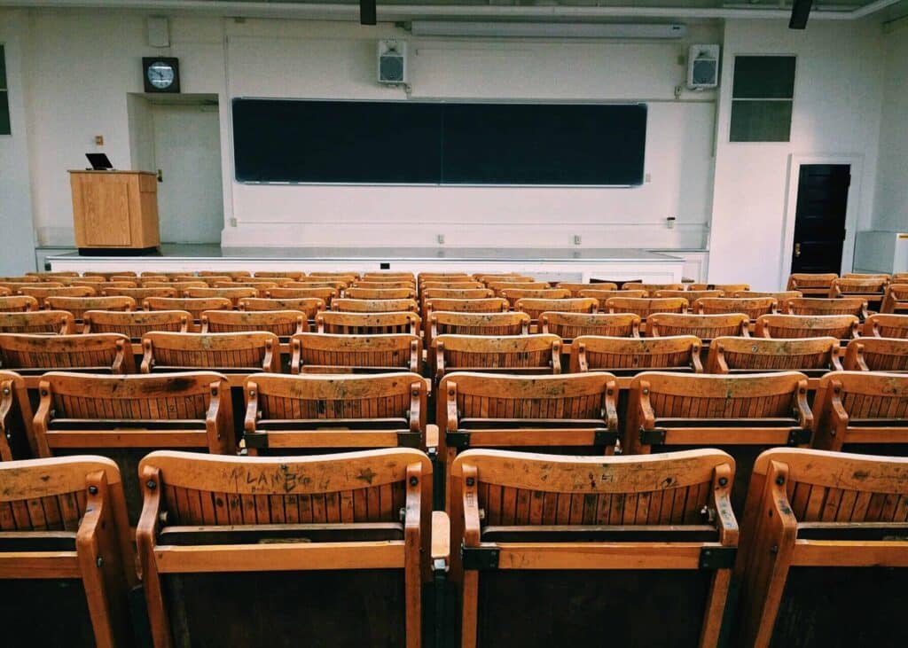 auditoire vide choisir études mais écoles fermées