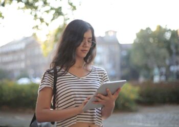 jeune fille lunette tablette choses à savoir avant commencer etudes sup