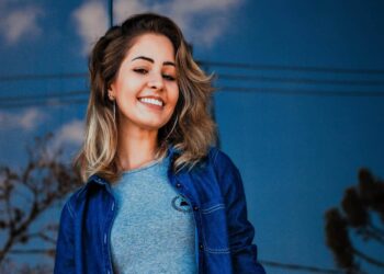 fille heureuse comment economiser quand etudiant