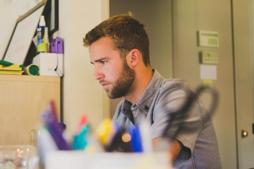jeune homme réfléchit comment trouver un job étudiant
