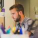 jeune homme réfléchit comment trouver un job étudiant