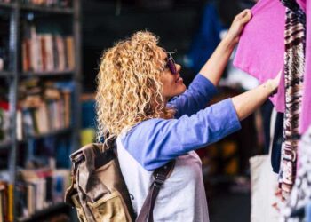 fille chercher vetement dossier seconde main