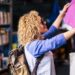 fille chercher vetement dossier seconde main