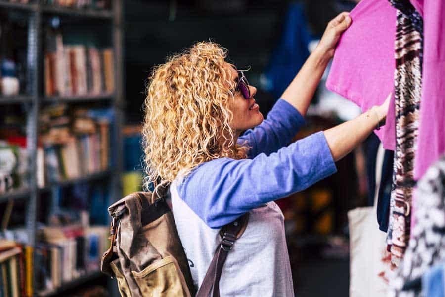fille chercher vetement dossier seconde main