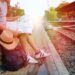 jeune qui voyage avec un carte gare dossier slow travel
