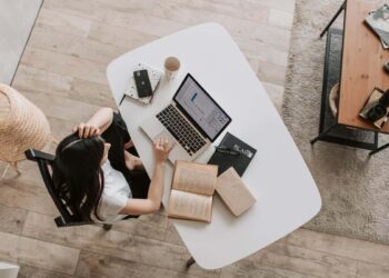 fille bureau etudes ordinateur ennemis étudiant en train d'étudier