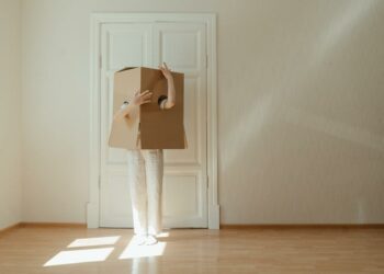 fille dans une boite appartement etat des lieux kot