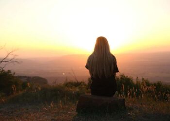 fille seule paysage hypersensible hypersensibilité